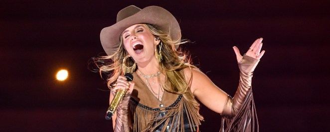 Lainey Wilson Surprises Crowd with Mumford & Sons Performance of Her Hit "Things a Man Oughta Know" in Nashville