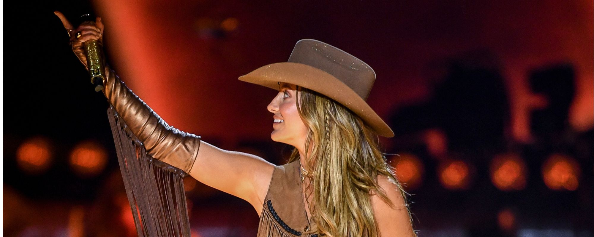 “This Is What Girlhood Should Be Like”: Lainey Wilson Welcomes Surprise Guest To Fill in for Miranda Lambert During Nashville Tour Stop