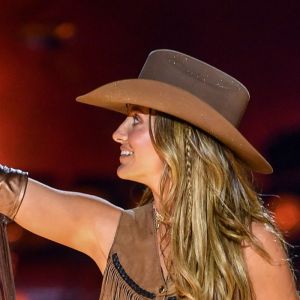 Lainey Wilson Brings Out Surprise Guest To Fill in for Miranda Lambert on ”Good Horses”