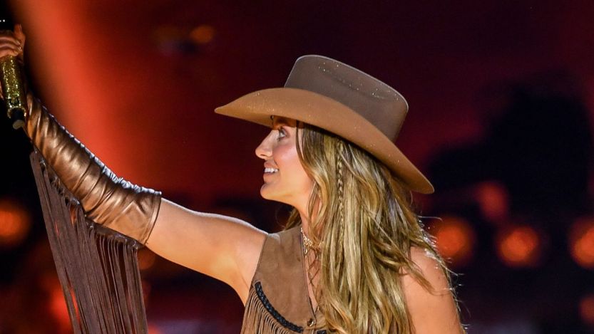 Lainey Wilson Brings Out Surprise Guest To Fill in for Miranda Lambert on ”Good Horses”