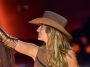 Lainey Wilson Brings Out Surprise Guest To Fill in for Miranda Lambert on ”Good Horses”