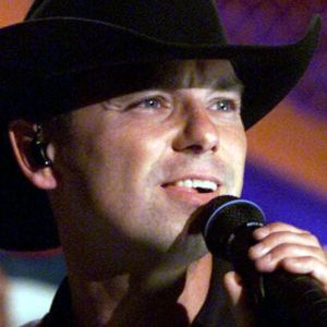 Kenny Chesney performing