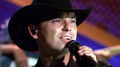 Kenny Chesney performing
