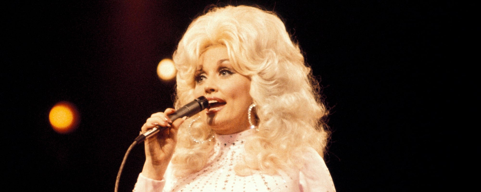 On This Day in 1973, Dolly Parton Released a Major Hit That Inspired Covers  by The White Stripes, Oliva Newton-John, and Hundreds More - American  Songwriter