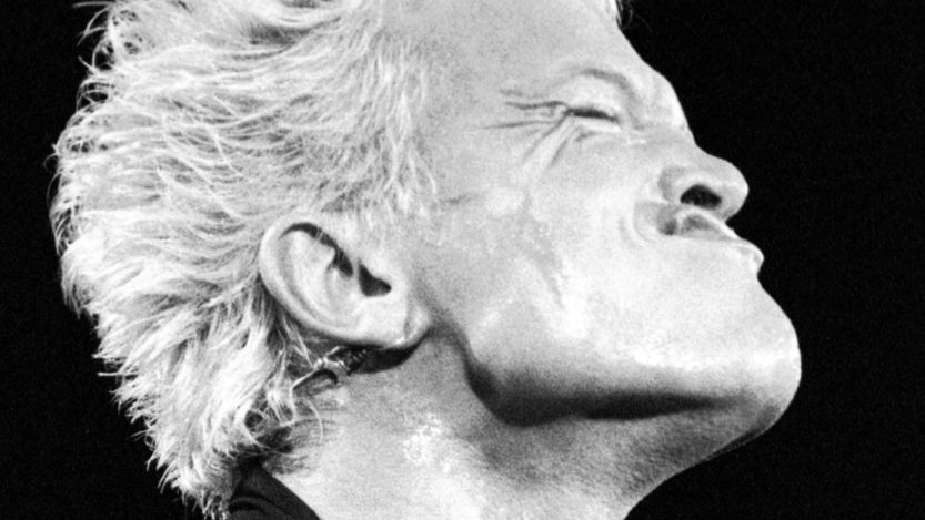 Billy Idol performing