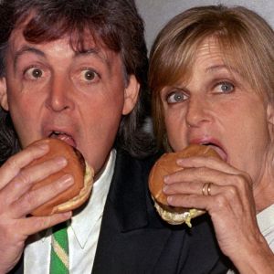 Paul and Linda McCartney eating veggie burgers