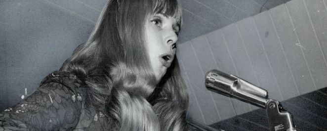 Joni Mitchell performing
