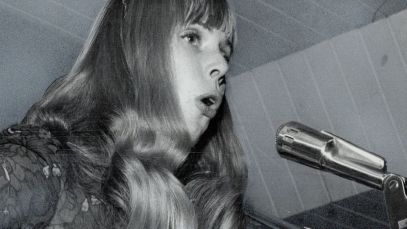 Joni Mitchell performing