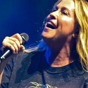 Alanis Morissette performing