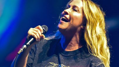 Alanis Morissette performing