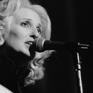 Tammy Wynette performing