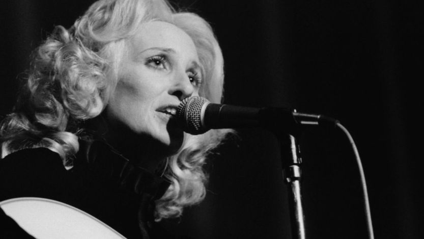 Tammy Wynette performing