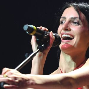 Tim McGraw Brings Out Daughter Audrey for Surprise “Barracuda” Performance