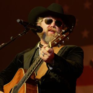 Watch Ernest Welcome Jamey Johnson for Surprise Glen Campbell Cover at the Ryman