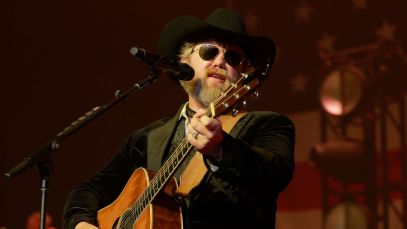 Watch Ernest Welcome Jamey Johnson for Surprise Glen Campbell Cover at the Ryman