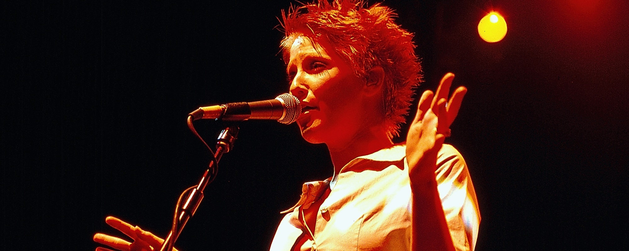 3 أغانٍ يمكن أن تكون بمثابة ملاحظات Cliffnotes لموسيقى Rom-Com المفضلة لديك في التسعينيات