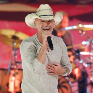 Kenny Chesney Pays Tribute to Brett James at the CMA Awards With "When the Sun Goes Down"