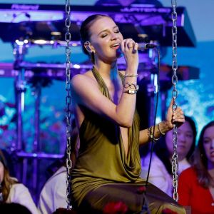 Kelsea Ballerini Soars With ”I Sit in Parks” at 2025 CMA Awards