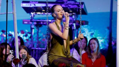 Kelsea Ballerini Soars With ”I Sit in Parks” at 2025 CMA Awards