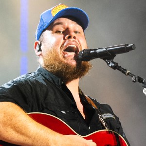 Luke Combs Kicks off the Cma Award With "Back in the Saddle"