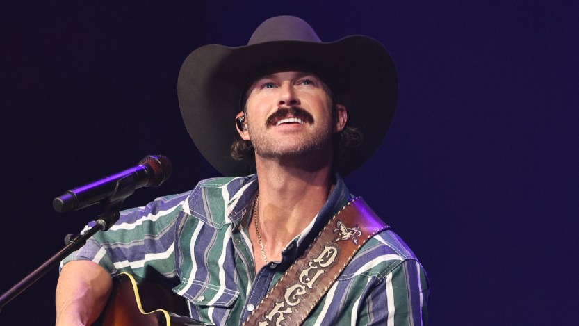 Riley Green Heats Up the CMA Awards With "Worst Way" Performance