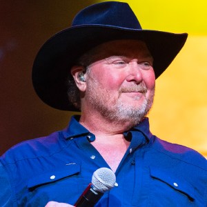 Nashville Rallies to Donate Over Two Thousand Turkeys to Tracy Lawrence's Mission Possible After Delivery Disaster