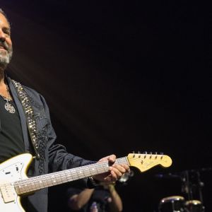 The Mavericks’ Raul Malo Shares ”Little Victories” as He Heads to Houston for Cancer Treatment