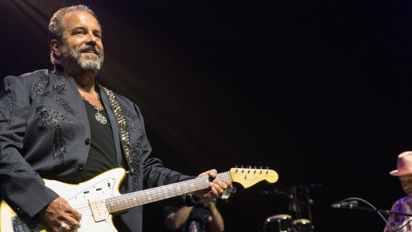 The Mavericks’ Raul Malo Shares ”Little Victories” as He Heads to Houston for Cancer Treatment