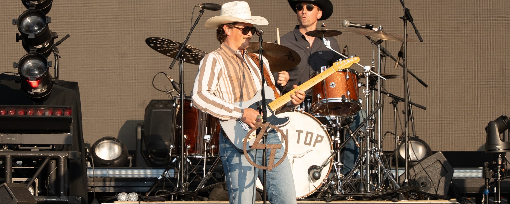 Zach Top Bends Strings and Blows Minds With His Debut CMA Awards Performance of “Guitar”