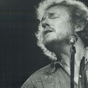 Gordon Lightfoot performing