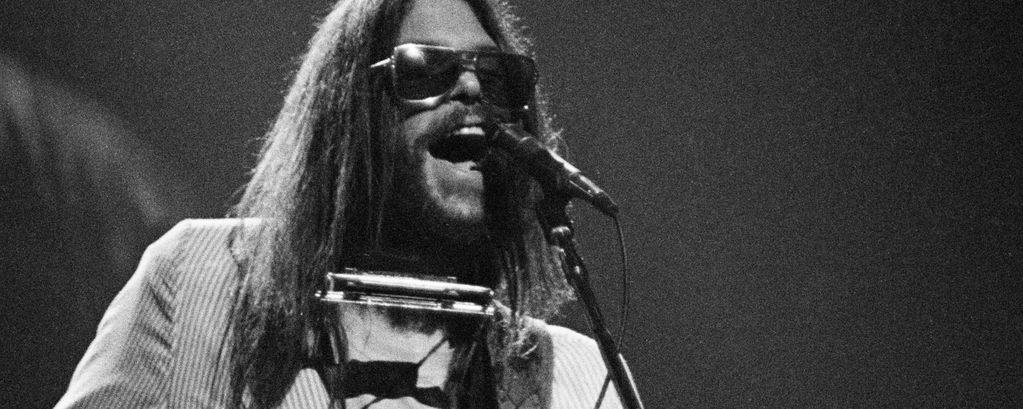 This 1972 Neil Young Track Was an Outlaw Country Anthem Without Even Trying (At Least Waylon Jennings Thought So)