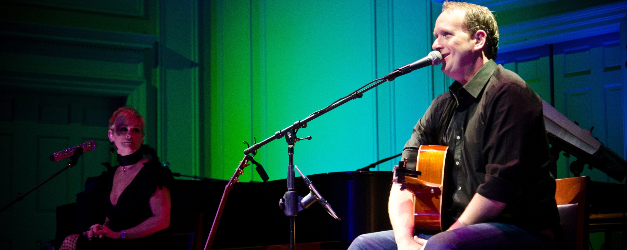 وُلد في مثل هذا اليوم من عام 1967، وهو مؤلف أغاني الريف الغزير الإنتاج والذي كان وراء بعض أغاني الشرب المفضلة لديك في العقد الأول من القرن الحادي والعشرين – بما في ذلك الأغاني الكلاسيكية لتوبي كيث ولوك بريان.