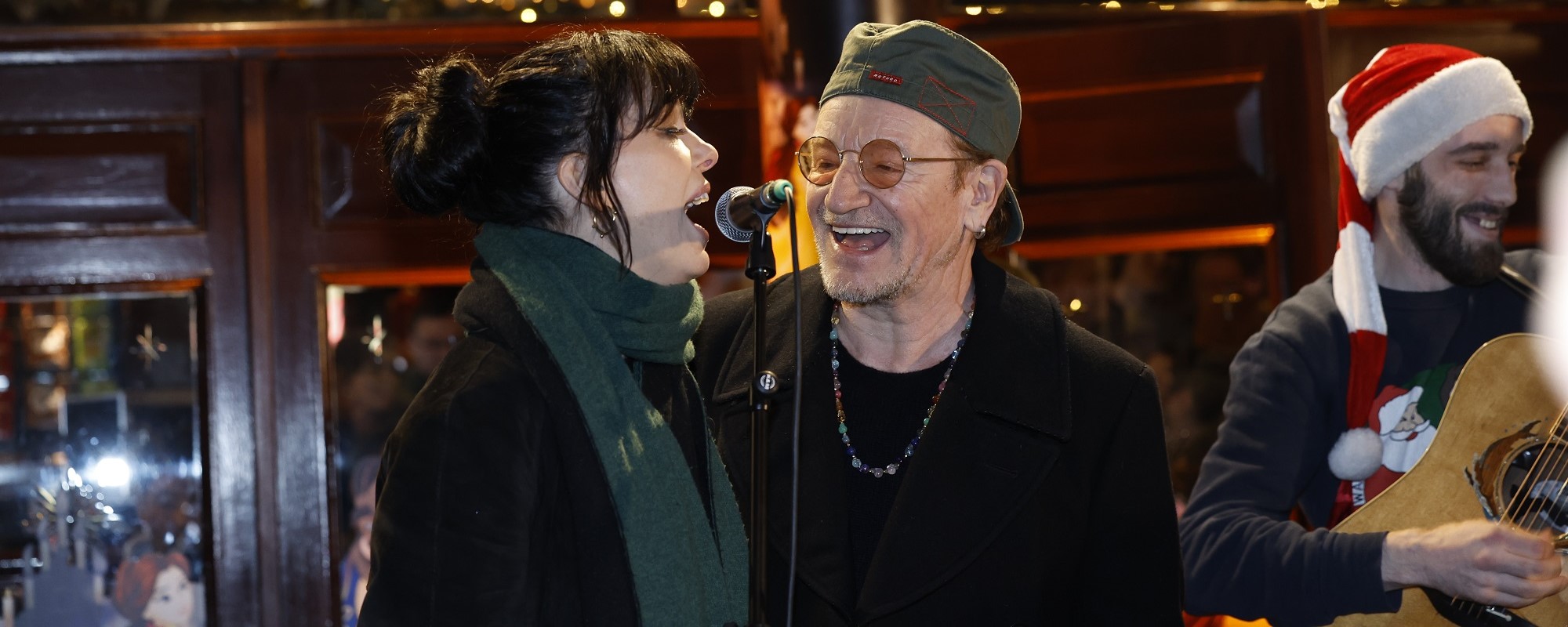 شاهد Bono عضو U2 وهو يغني لحن العطلة الكلاسيكي مع Imelda May في الحدث الخيري السنوي لعيد الميلاد في دبلن شاهد Bono عضو U2 وهو يغني لحن العطلة الكلاسيكي مع Imelda May في الحدث الخيري السنوي لعيد الميلاد في دبلن