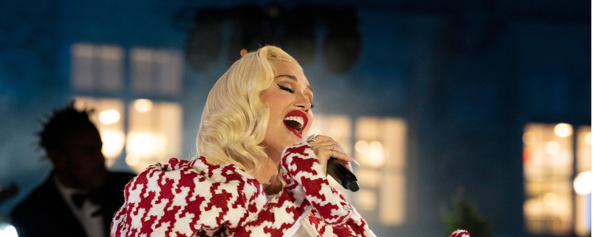 Gwen Stefani Dazzles With Disney Christmas Day Performance of “White Christmas”