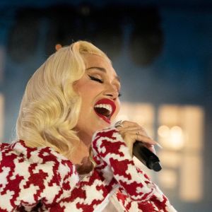 Gwen Stefani Dazzles With Disney Christmas Day Performance of “White Christmas”