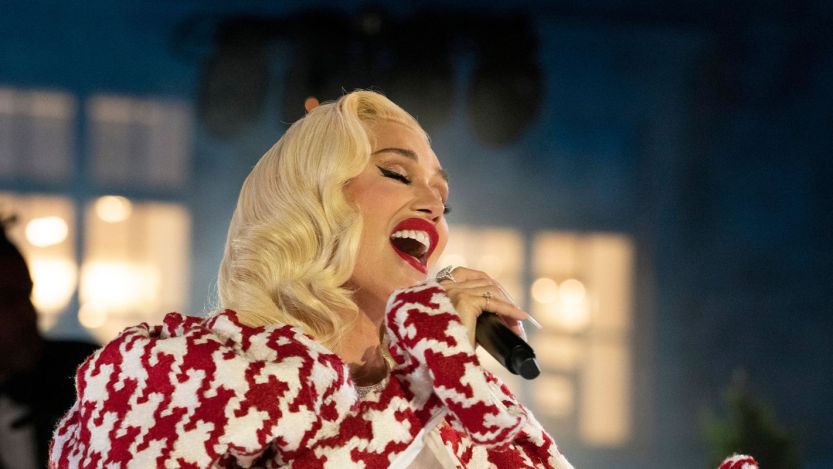 Gwen Stefani Dazzles With Disney Christmas Day Performance of “White Christmas”