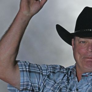 Country Music Hitmaker in Tears After Receiving Incredible Honor at Final Concert