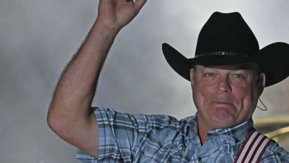 Country Music Hitmaker in Tears After Receiving Incredible Honor at Final Concert