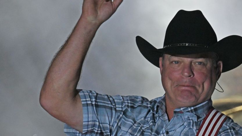 Country Music Hitmaker in Tears After Receiving Incredible Honor at Final Concert