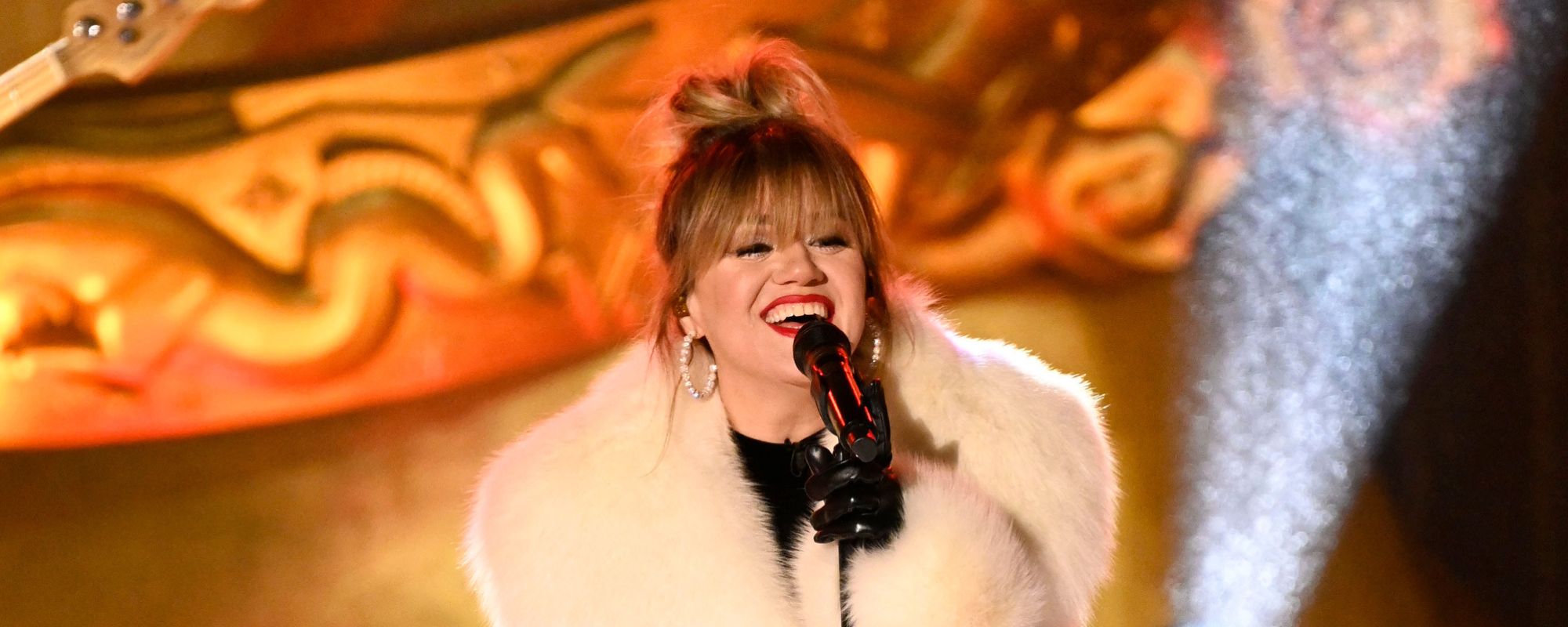 “Duchess of Christmas” Kelly Clarkson Delivers a Gift to NFL Netflix Viewers With “Underneath the Tree” Performance