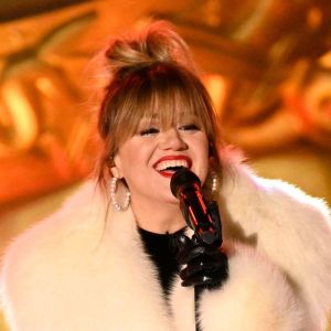 "Duchess of Christmas" Kelly Clarkson Delivers a Gift to NFL Netflix Viewers With “Underneath the Tree” Performance