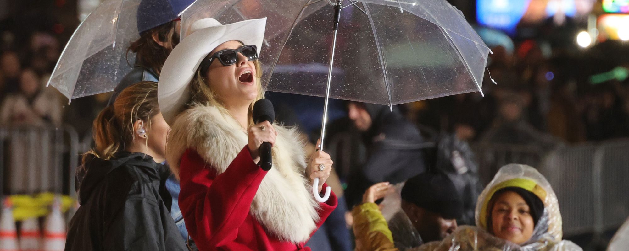 Lainey Wilson Will Join Snoop Dogg for Christmas Day Halftime Show During Vikings-Lions Game