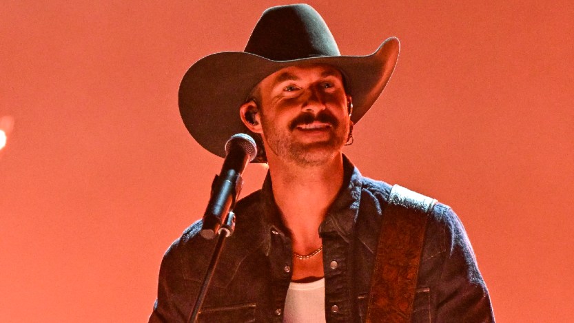 Riley Green Captures Childhood Memories in Emotional "Christmas to Me" Performance at CMA Country Christmas