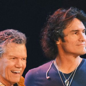 “All Right Boys, Don’t Mess This Up”: Joe Nichols Welcomes Randy Travis Onstage for “On the Other Hand” Performance