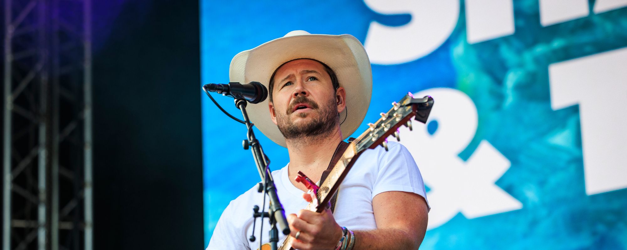 Shane Smith Joined Lainey Wilson for a Stunning Duet of This Christmas Classic, and We Need an Album ASAP