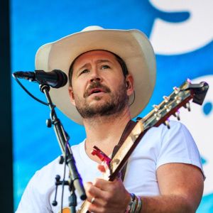 Shane Smith Joined Lainey Wilson for a Stunning Duet of This Christmas Classic, and We Need an Album ASAP