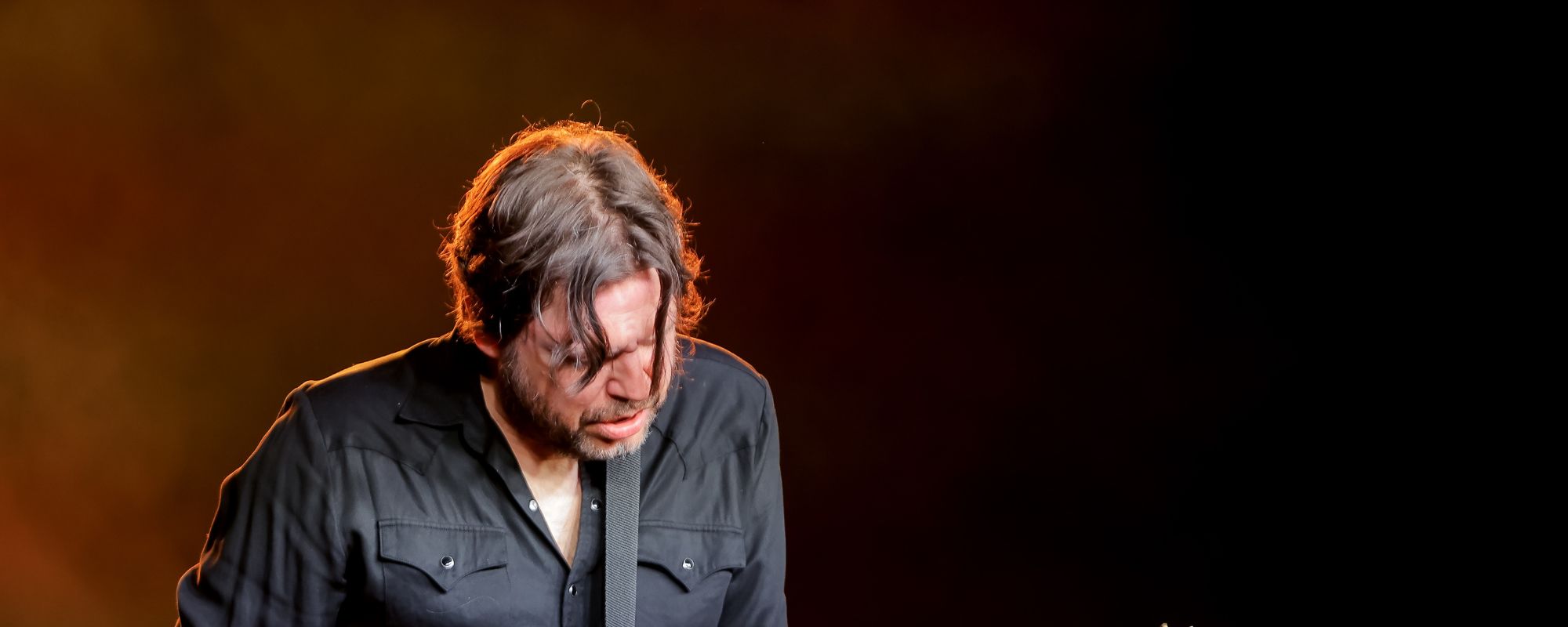 ولد في مثل هذا اليوم من عام 1968، وهو موسيقي مشهور قام بالعزف على أكثر من 1200 ألبوم وقام بجولات مع فينس جيل وتوم بيتي وجون فوجيرتي.