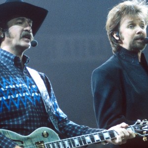 4 90s Country Songs That Didn’t Hit No. 1, but Should Have