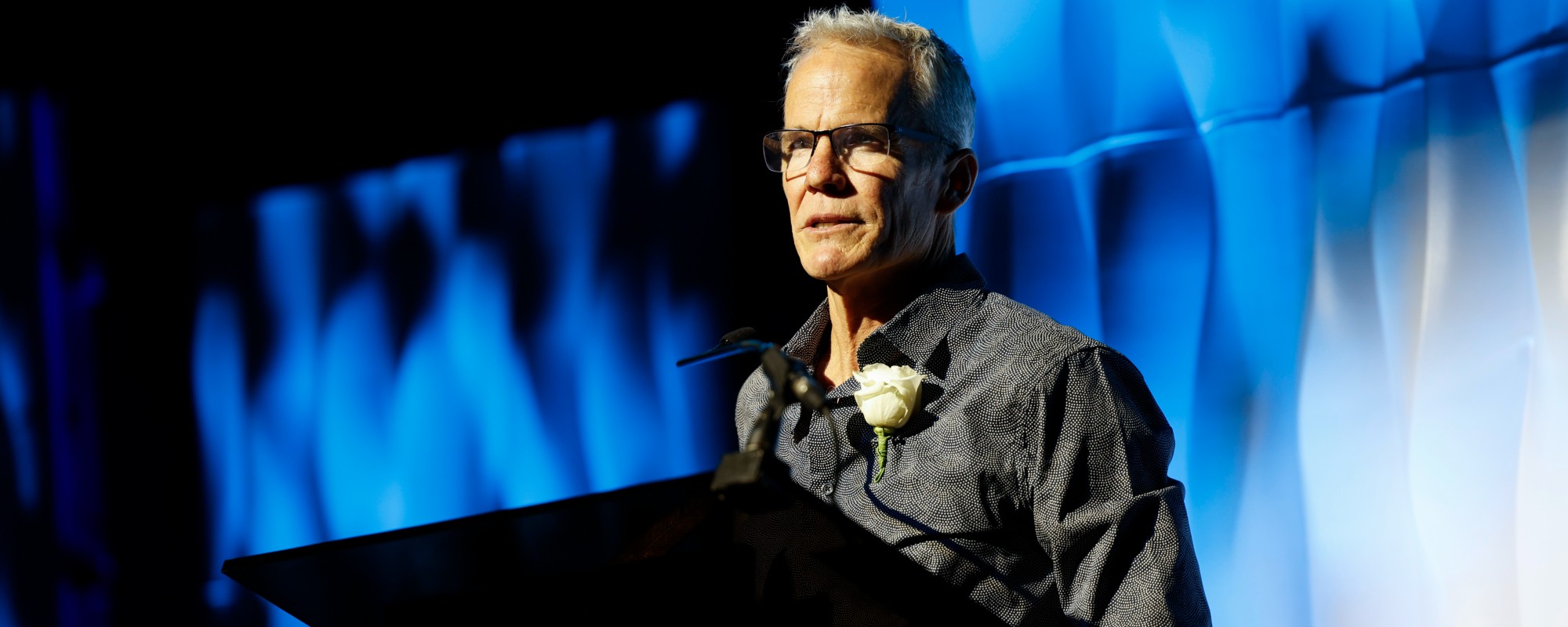 ولد في مثل هذا اليوم من عام 1965، وهو ابن مدير عام لاتحاد كرة القدم الأميركي، وقد كتب بعض الأغاني الريفية المفضلة لديك على الإطلاق. ولد في مثل هذا اليوم من عام 1965، وهو ابن مدير عام لاتحاد كرة القدم الأميركي، وقد كتب بعض الأغاني الريفية المفضلة لديك على الإطلاق.