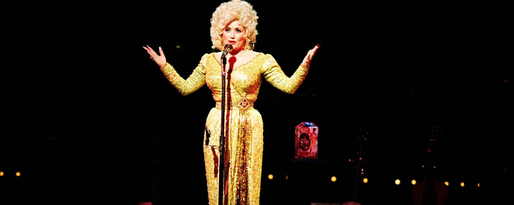 القصة المؤثرة وراء أغنية “Hard Candy Christmas” الحزينة لدوللي بارتون القصة المؤثرة وراء أغنية “Hard Candy Christmas” الحزينة لدوللي بارتون